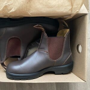 Brand new in box women's aus 5 us 8 walnut 550 boots